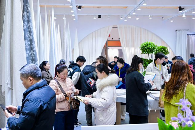 购齐柯桥窗帘展首日开启时尚新风！龙8手机登录入口花式上新、一站式(图8)