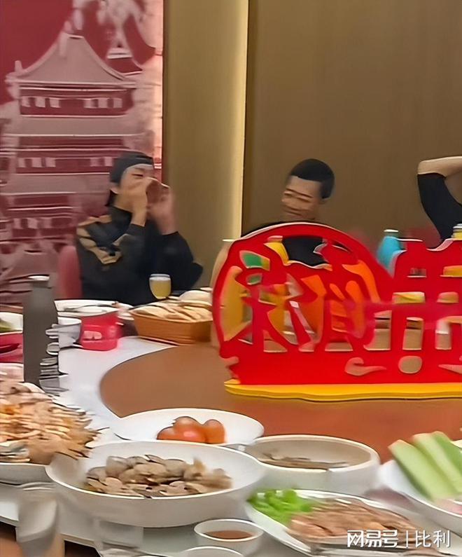 块陈凯歌坐C位排队给领导敬酒黄渤宴请半个娱乐圈人均79