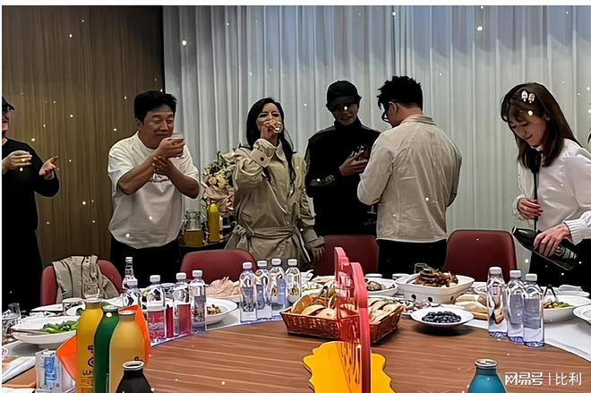 块陈凯歌坐C位排队给领导敬酒黄渤宴请半个娱乐圈人均79(图2)