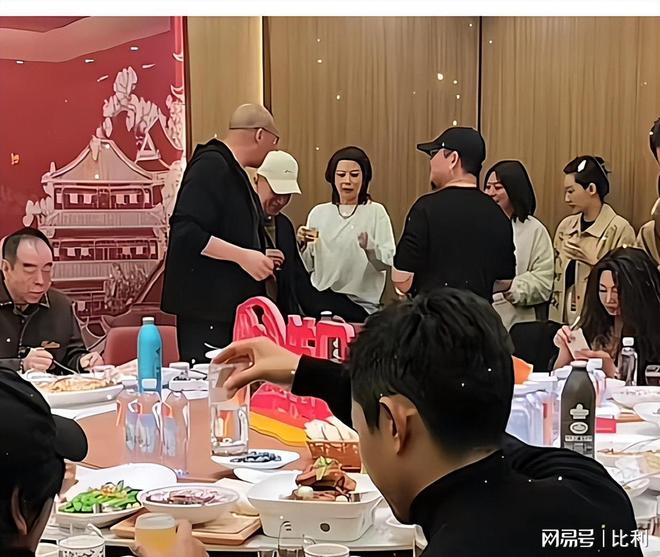 块陈凯歌坐C位排队给领导敬酒黄渤宴请半个娱乐圈人均79(图8)
