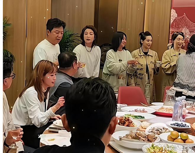 块陈凯歌坐C位排队给领导敬酒黄渤宴请半个娱乐圈人均79(图12)