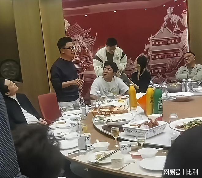 块陈凯歌坐C位排队给领导敬酒黄渤宴请半个娱乐圈人均79(图13)