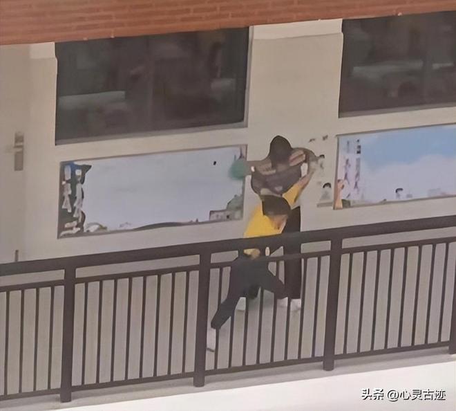面曝光父亲行为被怒骂太恶心人反转！向老师滋水后续监控画(图1)