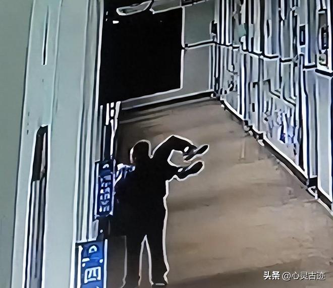 面曝光父亲行为被怒骂太恶心人反转！向老师滋水后续监控画(图12)